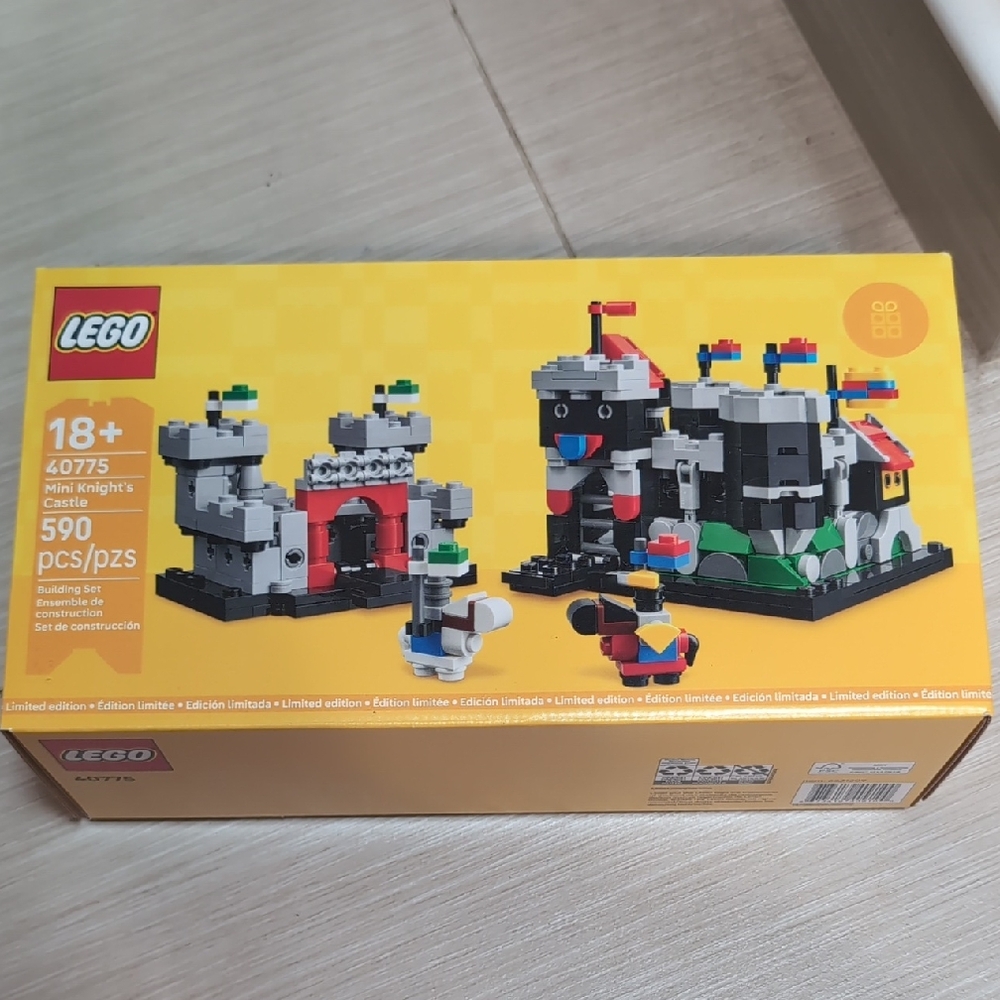 LEGO Knight's Castle Set - Red, Blue, Yellow, Black, Gray